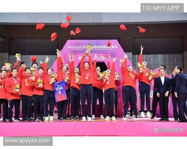 重庆排球队配合默契创新高助力球队在全国赛场上崭露头角